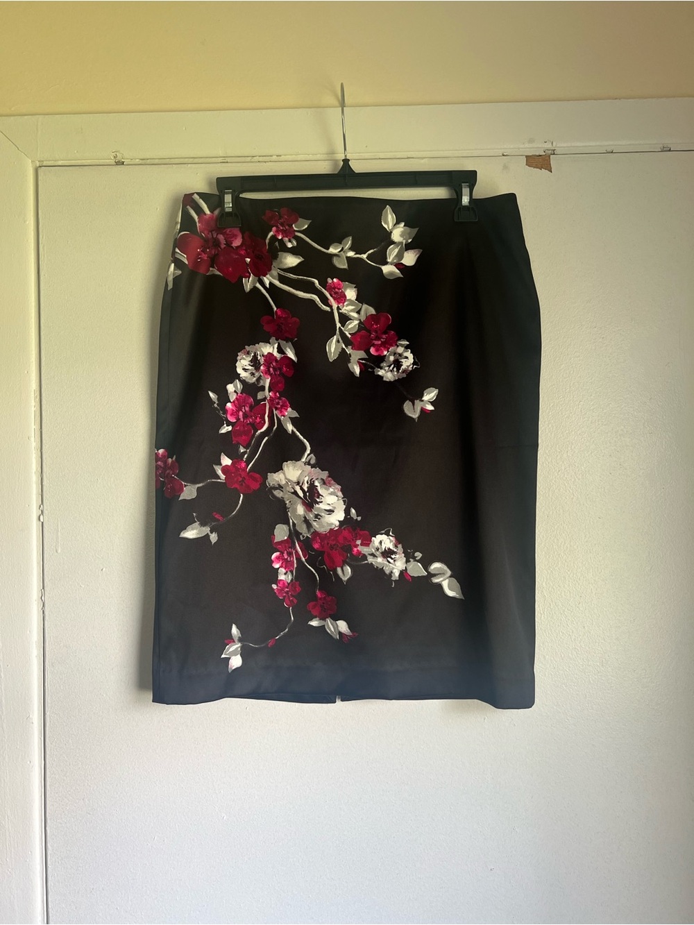 WHBM Black Satin Pencil Skirt Floral Print Women's Whimsical
Romantic Fairy Sz 8